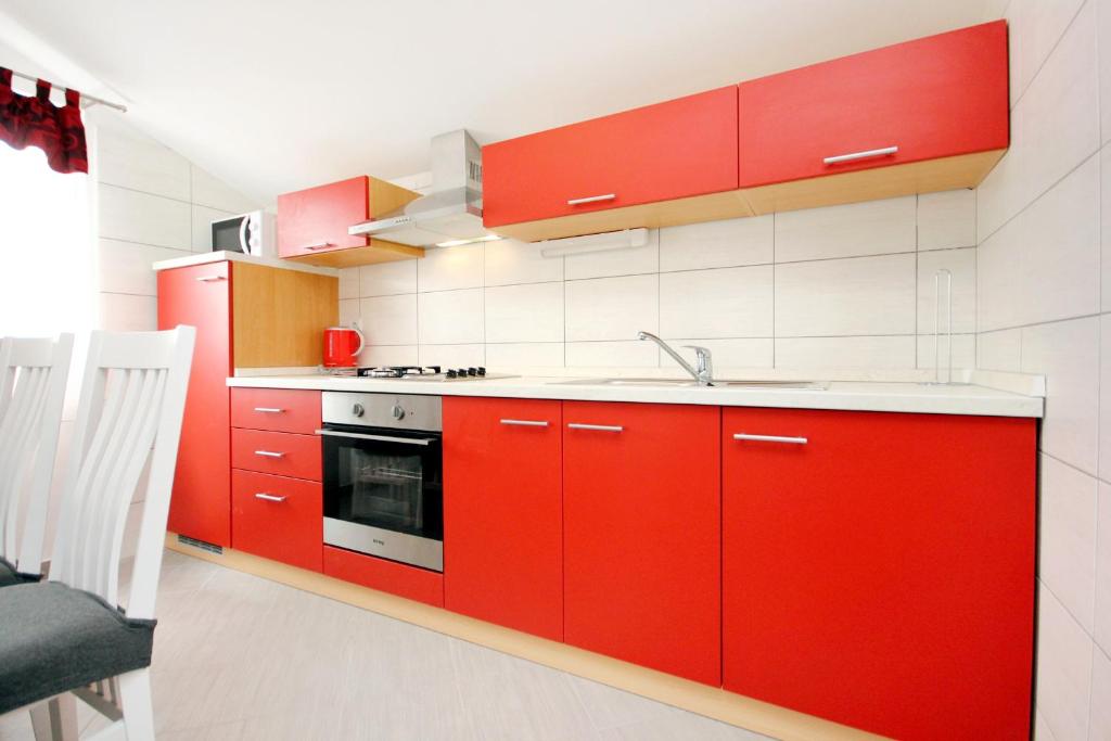 Kuchyň nebo kuchyňský kout v ubytování Apartments by the sea Vinisce, Trogir - 10008