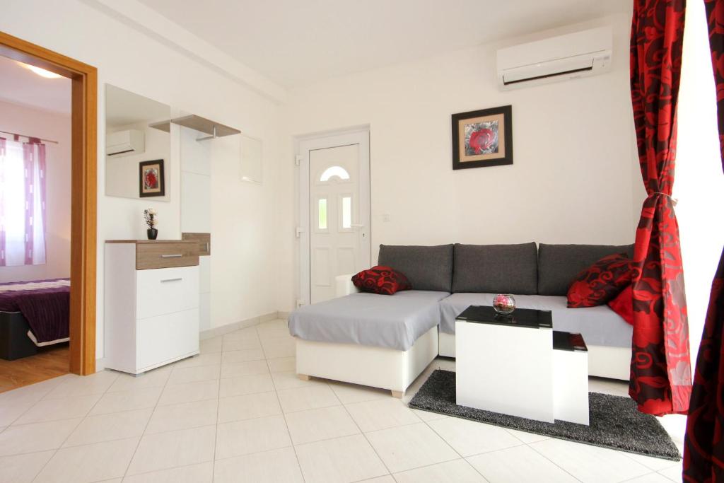 Posezení v ubytování Apartments by the sea Vinisce, Trogir - 10008