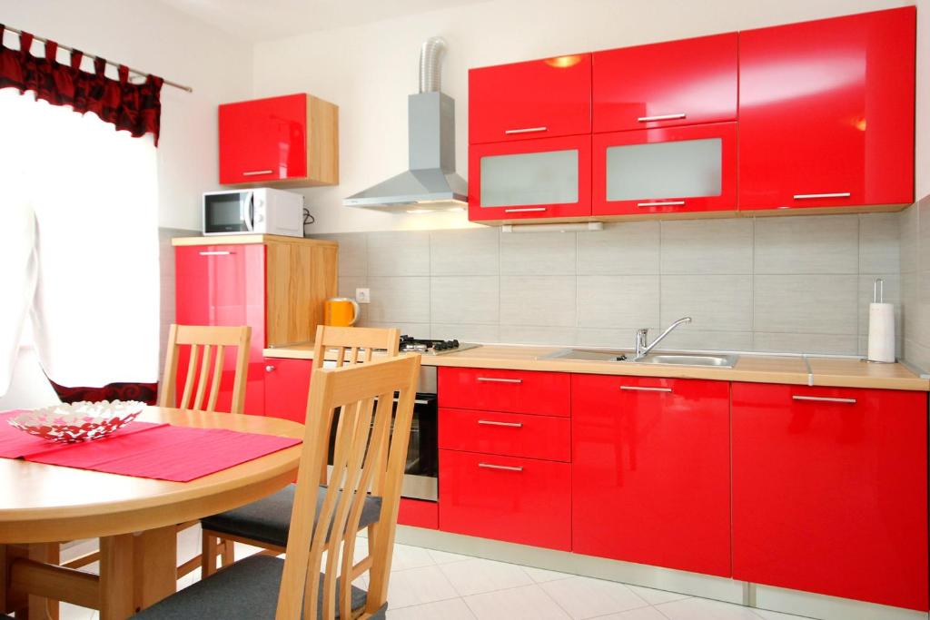 Kuchyň nebo kuchyňský kout v ubytování Apartments by the sea Vinisce, Trogir - 10008