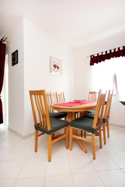 Posezení v ubytování Apartments by the sea Vinisce, Trogir - 10008