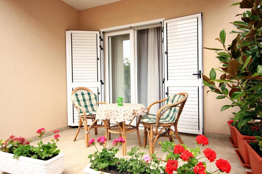 Zahrada ubytování Apartments by the sea Vinisce, Trogir - 10008
