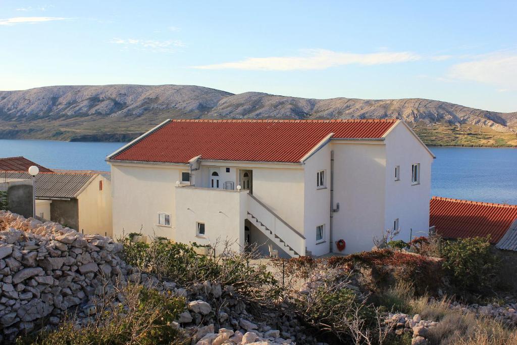 Biały dom z czerwonym dachem na szczycie wzgórza w obiekcie Apartment Zubovici 9365d w mieście Zubovići