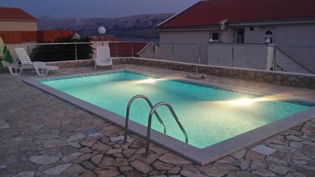 Bazén v ubytování Apartments with a swimming pool Zubovici, Pag - 9365 nebo v jeho okolí