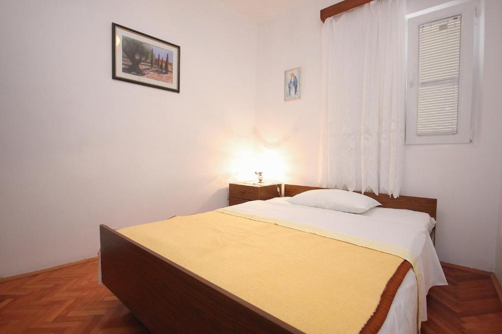 Postel nebo postele na pokoji v ubytování Apartments with a swimming pool Zubovici, Pag - 9365