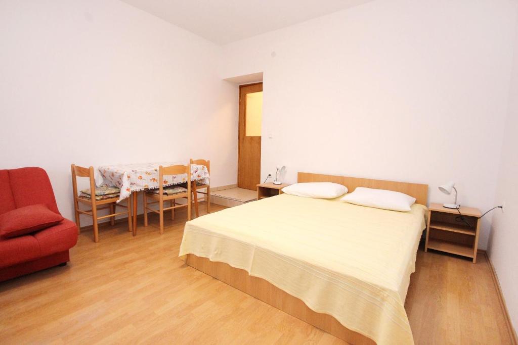 Postel nebo postele na pokoji v ubytování Apartments with a swimming pool Zubovici, Pag - 9365