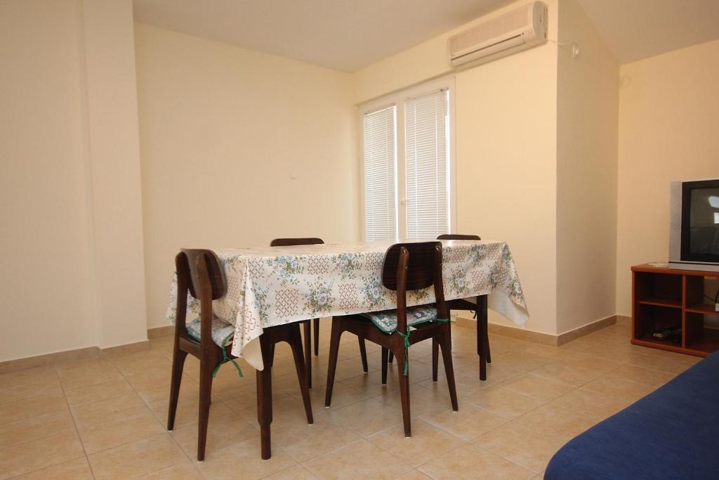 Telewizja i/lub zestaw kina domowego w obiekcie Apartment Zubovici 9365b