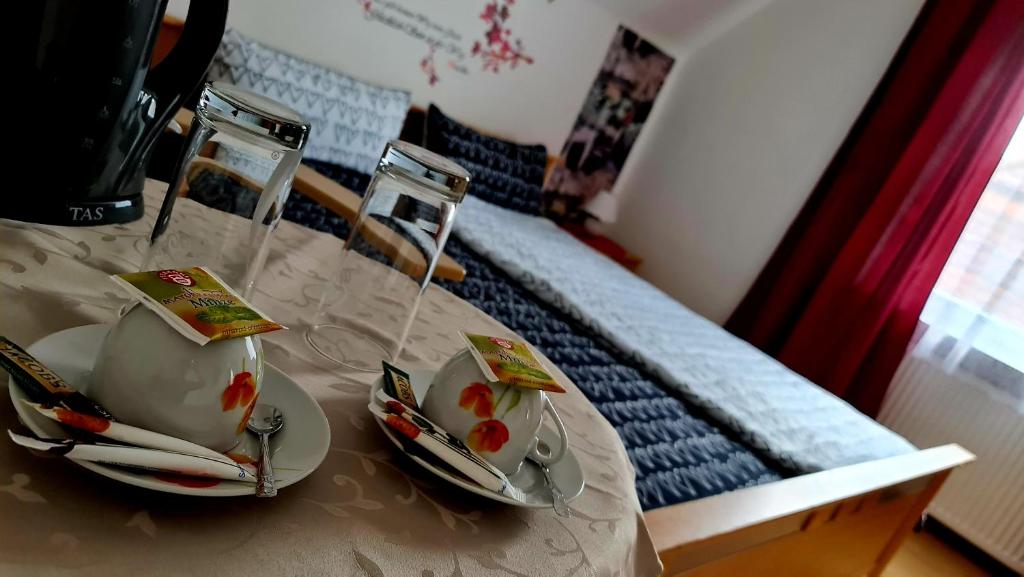 stół z dwoma filiżankami herbaty na górze w obiekcie Pension Transilvania w mieście Immendingen