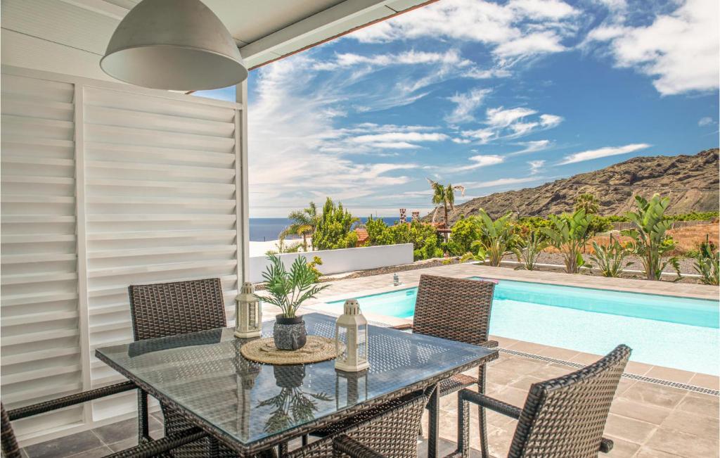 Bazén v ubytování Cozy Home In La Isla De La Palma c With Outdoor Swimming Pool nebo v jeho okolí