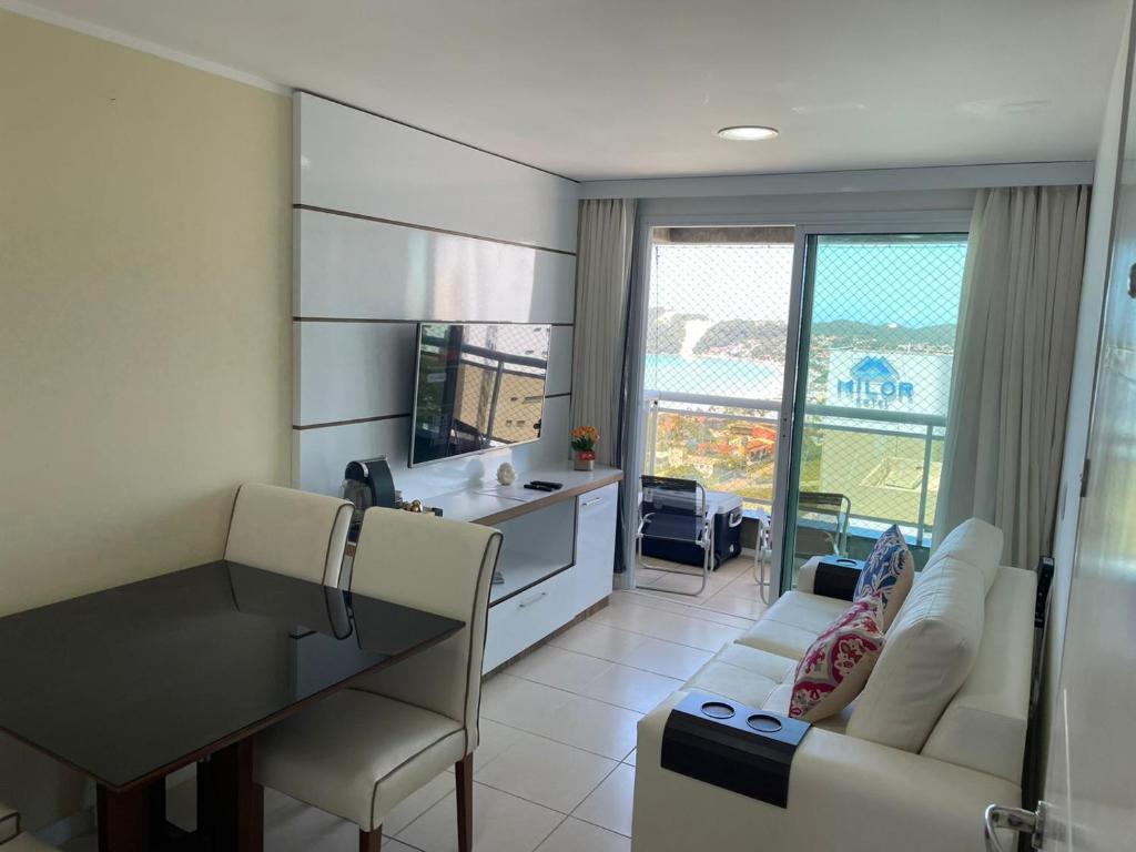 cocina y sala de estar con mesa y sofá en Natal Apartamento Ponta Negra 1102, en Natal