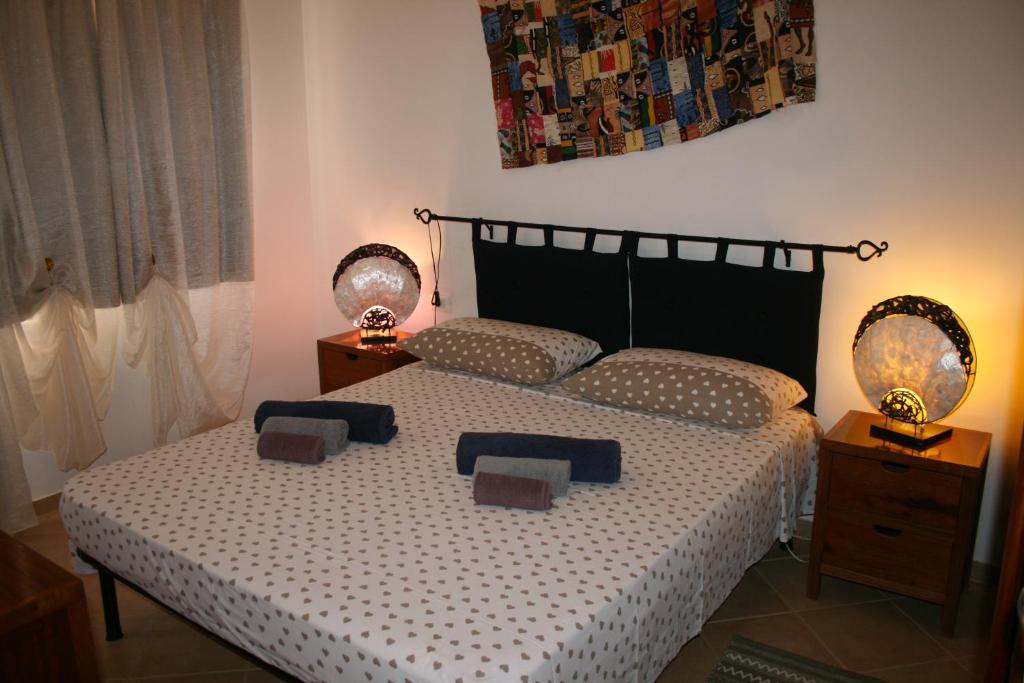 een slaapkamer met een bed met twee lampen erop bij Casa Bahia 6 in Santa Maria
