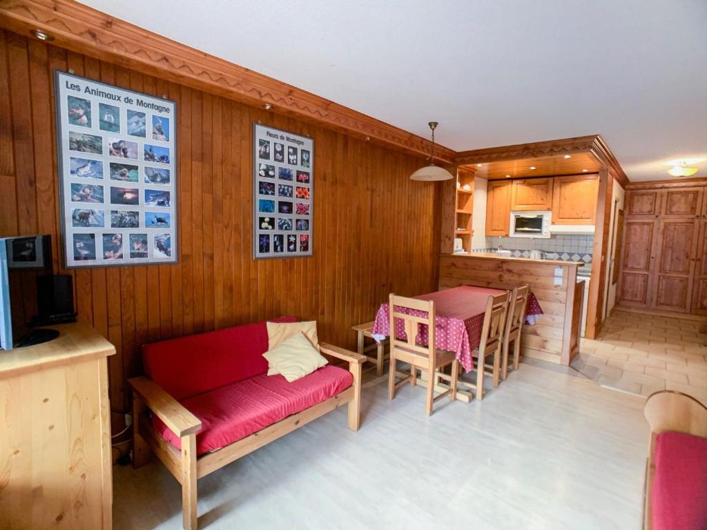 un salon avec un canapé et une table dans l'établissement Appartement spacieux pour 9 pers. à Tignes Val Claret, proche pistes et commerces, balcon sud - FR-1-502-387, à Tignes