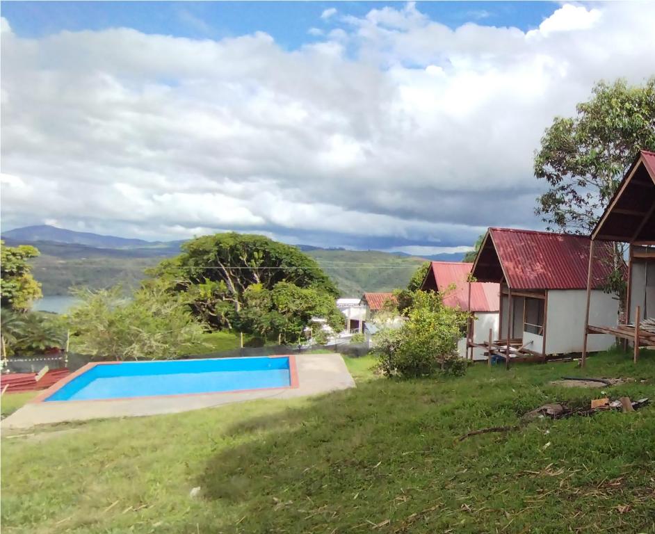 Bazén v ubytování Cabaña 8 Personas Lago Calima nebo v jeho okolí