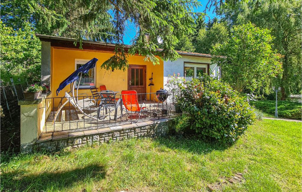 una casa con porche con sillas en la cubierta en Pet Friendly Home In Harzgerode Ot D, With Wifi, en Dankerode