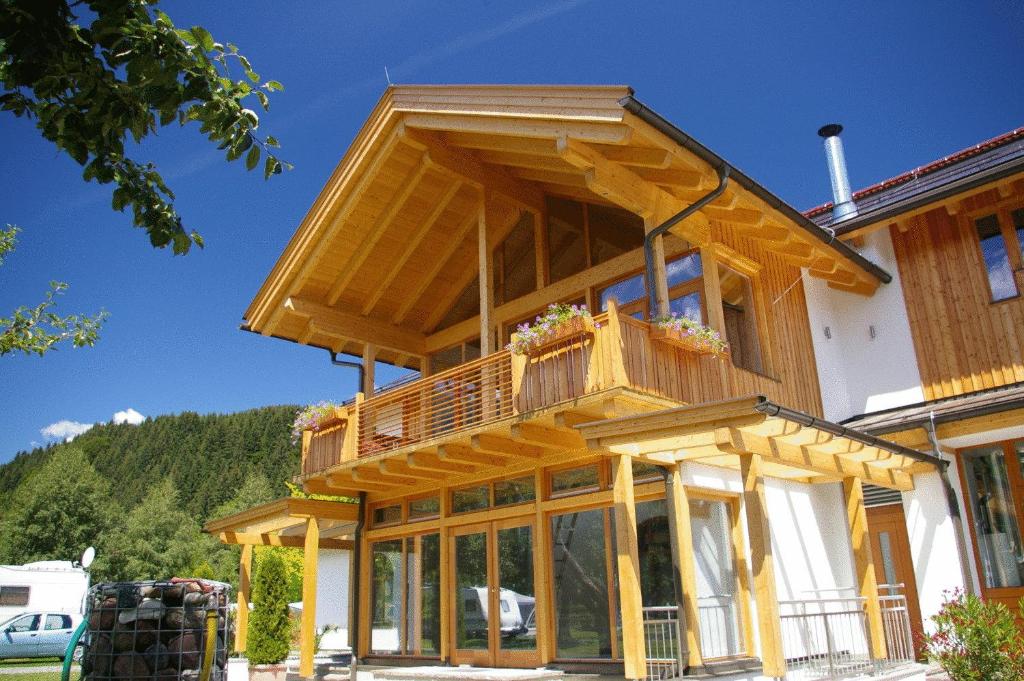 ein Haus mit Balkon darüber in der Unterkunft Alpencamp Kärnten in Kötschach