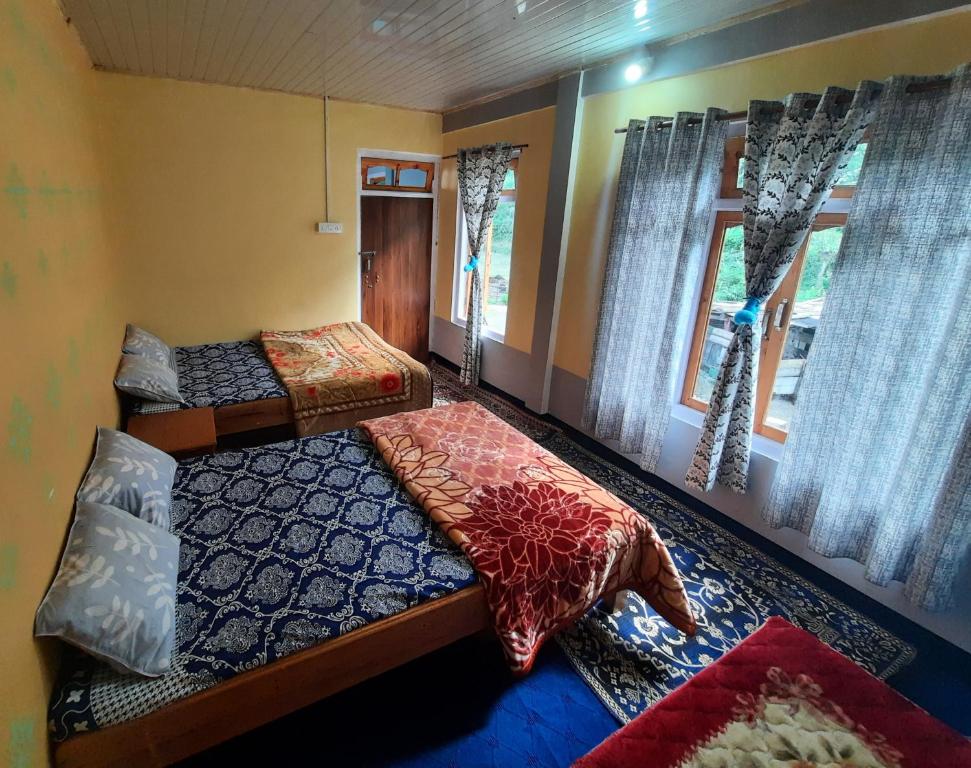 Ένα ή περισσότερα κρεβάτια σε δωμάτιο στο The Swarna Homestay