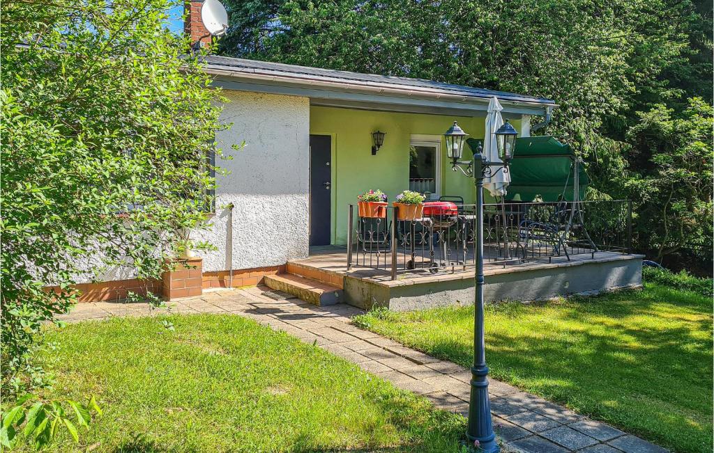 una casa con portico e tavolo nel cortile di Cozy Home In Harzgerode Ot D, With Wifi a Dankerode