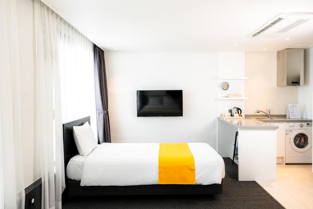 Postel nebo postele na pokoji v ubytování Seogwipo Hills Hotel