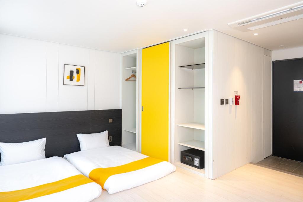 Postel nebo postele na pokoji v ubytování Seogwipo Hills Hotel