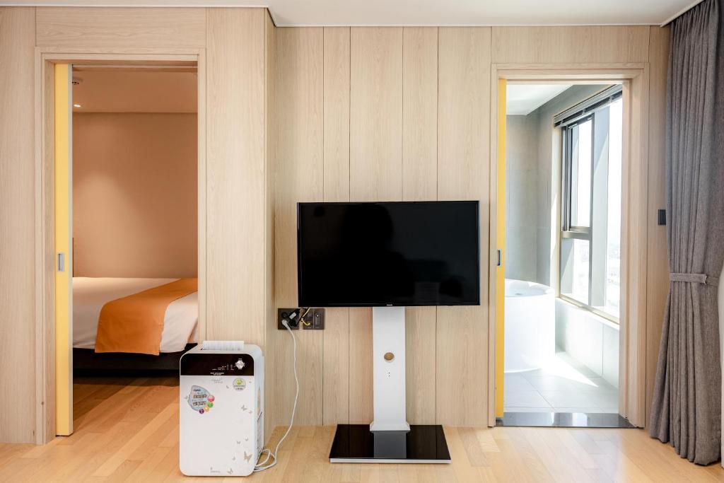 TV a/nebo společenská místnost v ubytování Seogwipo Hills Hotel