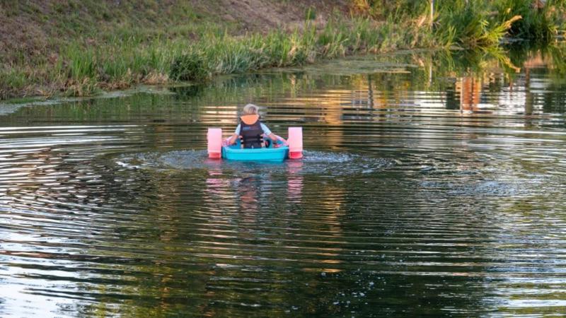 Výhled na řeku, která protéká v blízkosti kempu