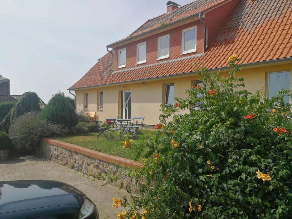 a house with a car parked in front of it at Jennys Hofladen in Usedom Town