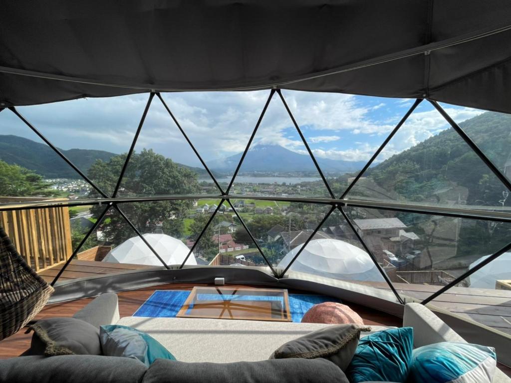 Nespecifikovaný výhled na hory nebo výhled na hory při pohledu z luxury tent