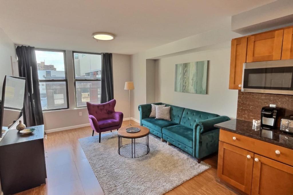 sala de estar con sofá y mesa en The Funky 2bd Apartment next to the convention center and reading terminal en Filadelfia