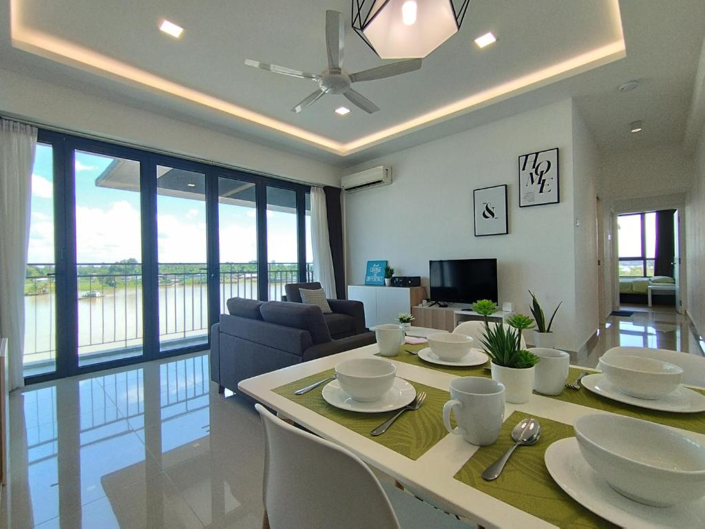 ein Wohnzimmer mit einem Esstisch und einem Sofa in der Unterkunft ONE Homestay A 6Pax 2Rooms in Sibu