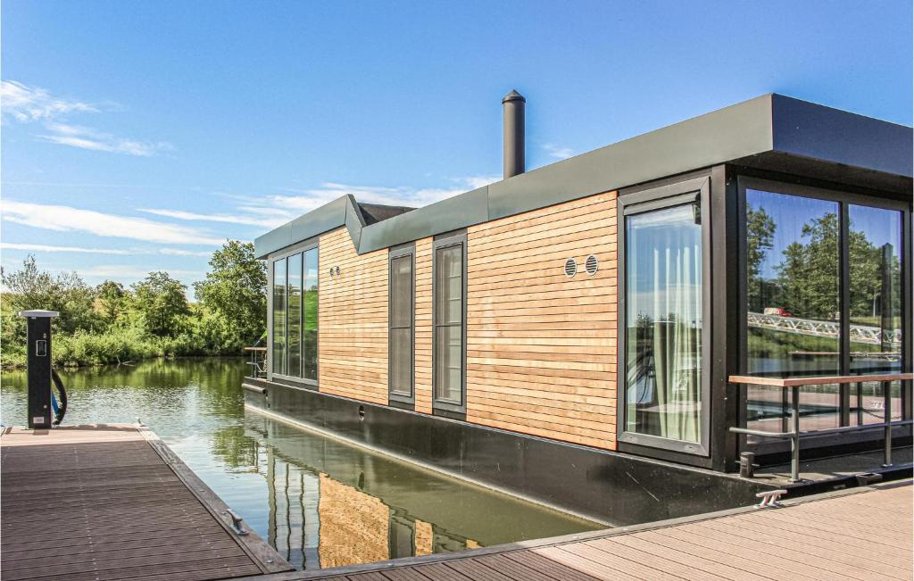 una casa en el agua junto a un río en Awesome Ship-boat In Oh Laak With Wifi And 2 Bedrooms, en Ohé en Laak