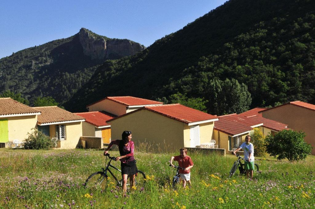 un groupe de personnes debout dans un champ avec leurs vélos dans l'établissement Le Vallon des Sources, à Digne-Les-Bains