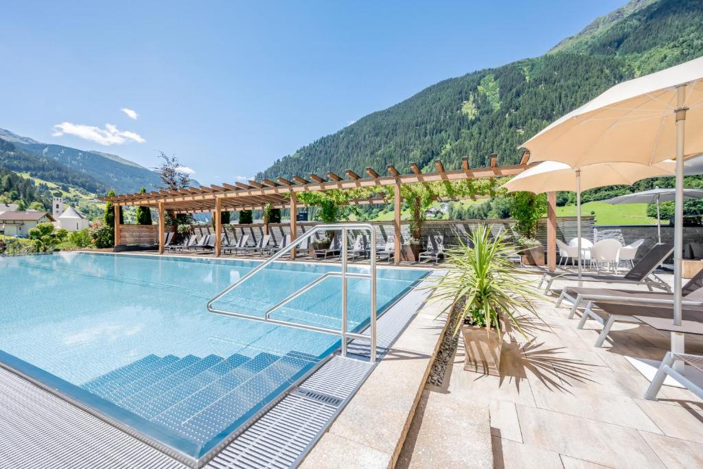 Nespecifikovaný výhled na hory nebo výhled na hory při pohledu z hotelu