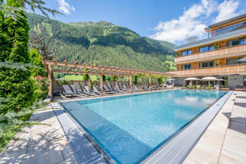 Nespecifikovaný výhled na hory nebo výhled na hory při pohledu z hotelu