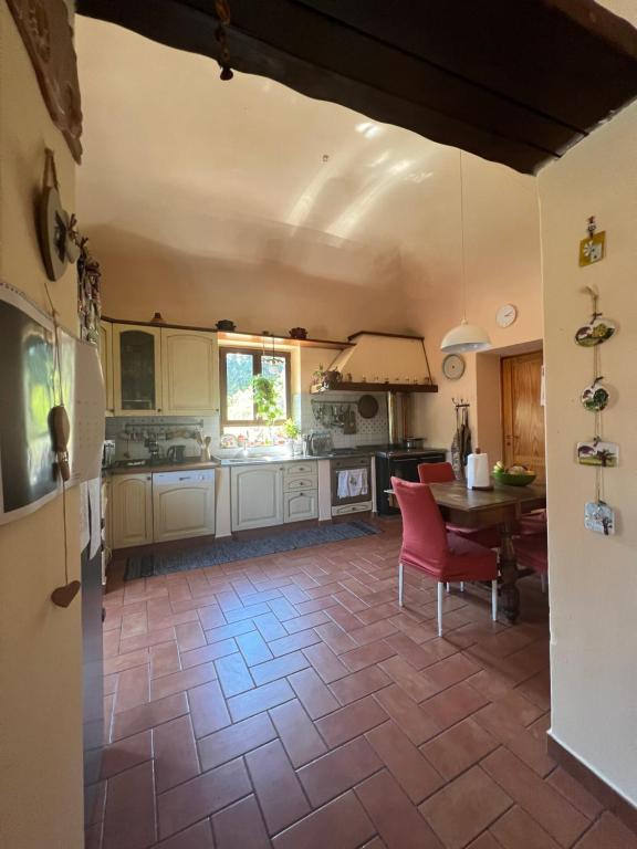 kuchnia ze stołem i jadalnią w obiekcie B&B Da Dodo' w mieście Calizzano