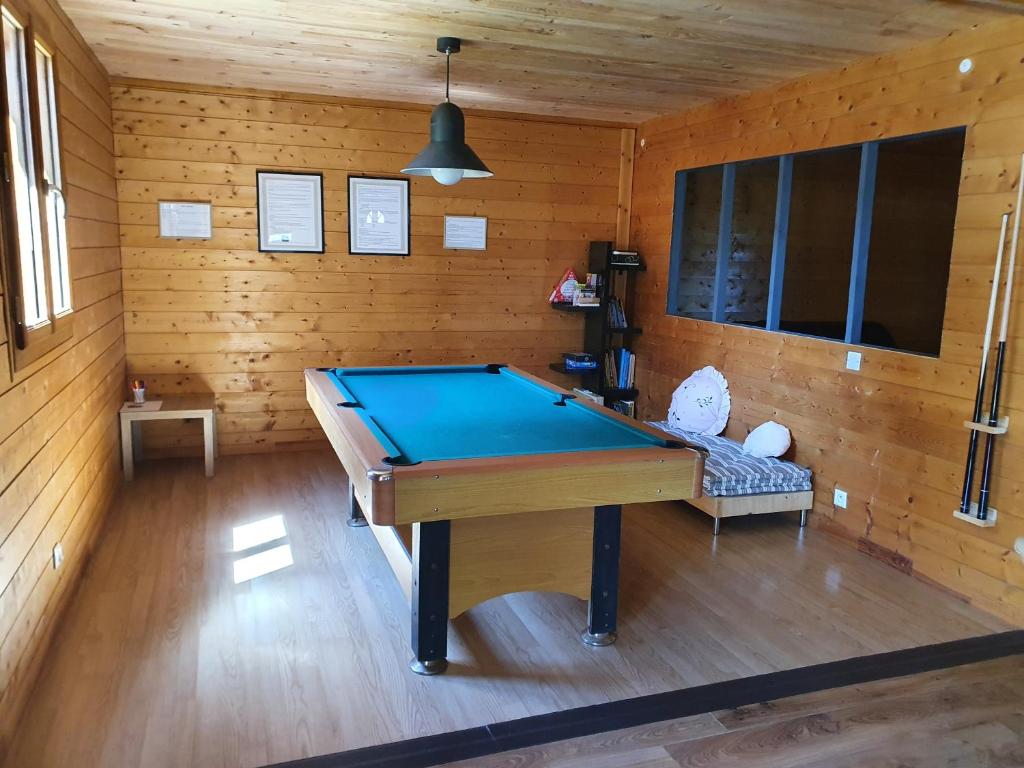 Stół bilardowy w obiekcie Chalet au cœur du Val d'Azun