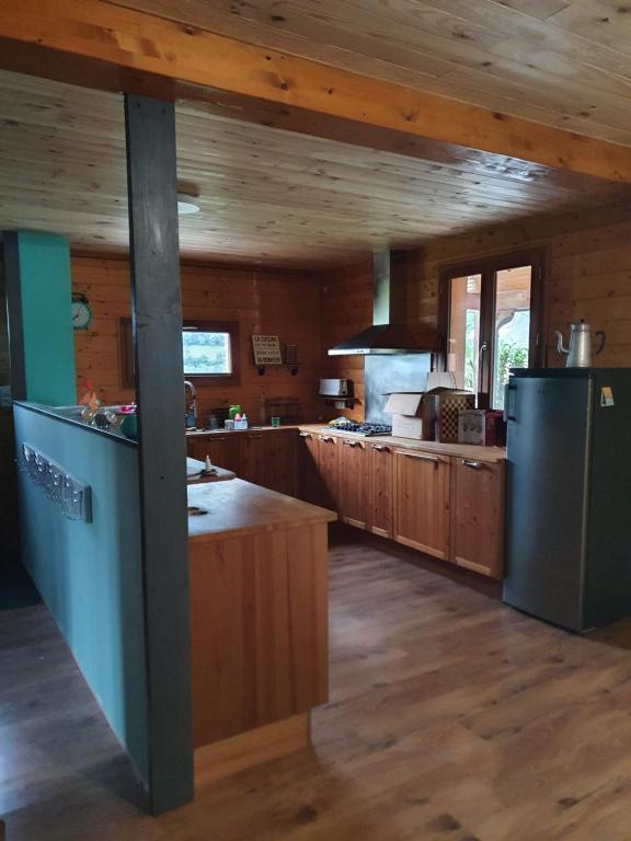 Kuchnia lub aneks kuchenny w obiekcie Chalet au cœur du Val d'Azun