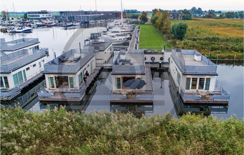 un grupo de barcos estacionados en un puerto deportivo en Stunning Ship In Aalsmeer With Kitchen, en Aalsmeer