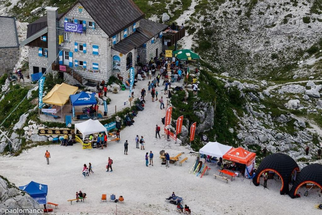 grupa ludzi chodzących po rynku w śniegu w obiekcie Apartment Ginestra, Sella Nevea w mieście Sella Nevea