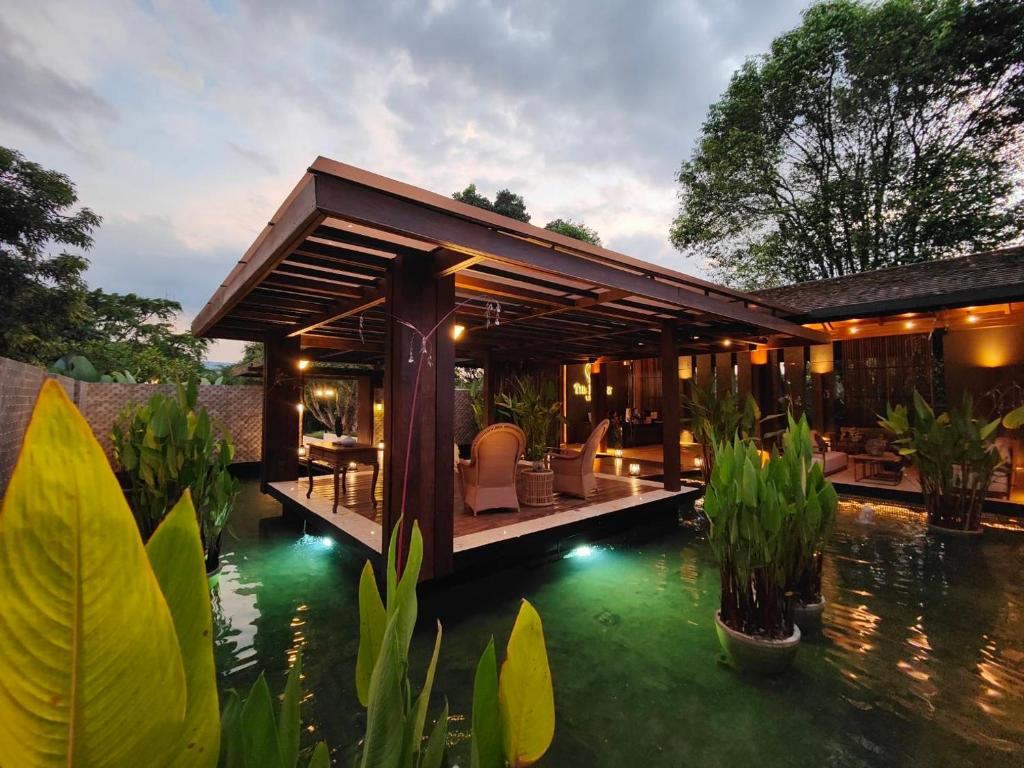 uma casa com uma piscina em frente em The Memory Khaoyai em Pong Talong