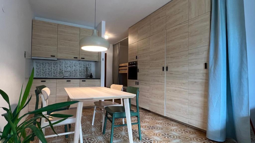 kuchnia i jadalnia ze stołem i krzesłami w obiekcie Apartment Ginestra, Sella Nevea w mieście Sella Nevea