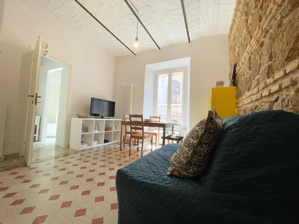 salon z niebieską kanapą i stołem w obiekcie CAIROLI BOUTIQUE APARTMENT w Rzymie