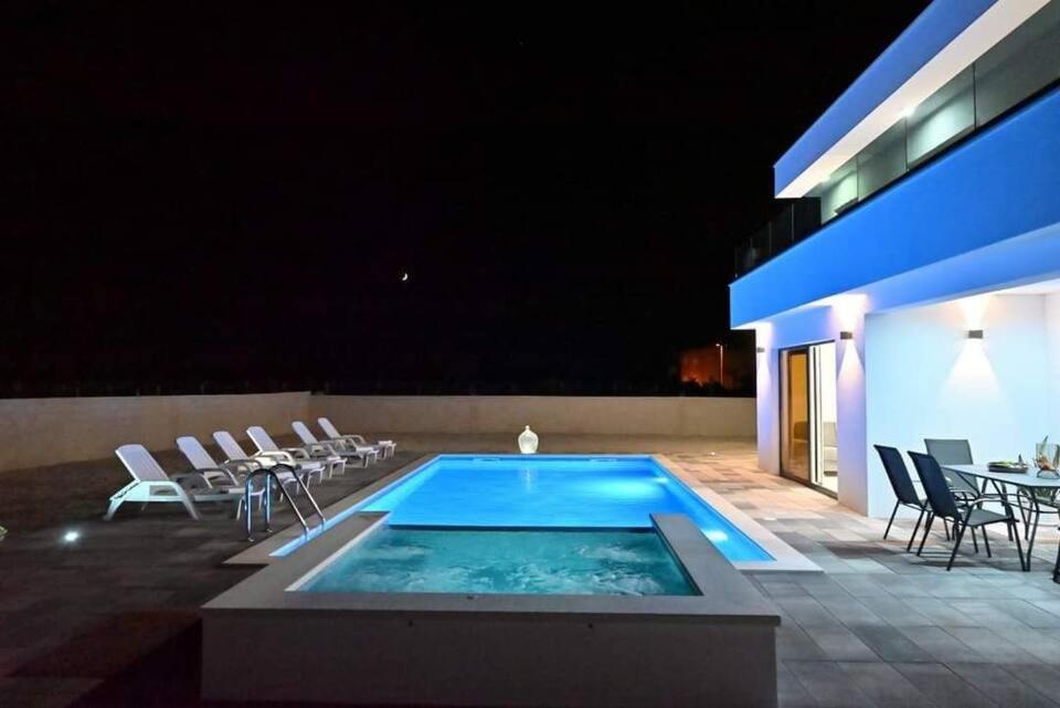 Modern new villa with pool, and jacuzzi Prolozac