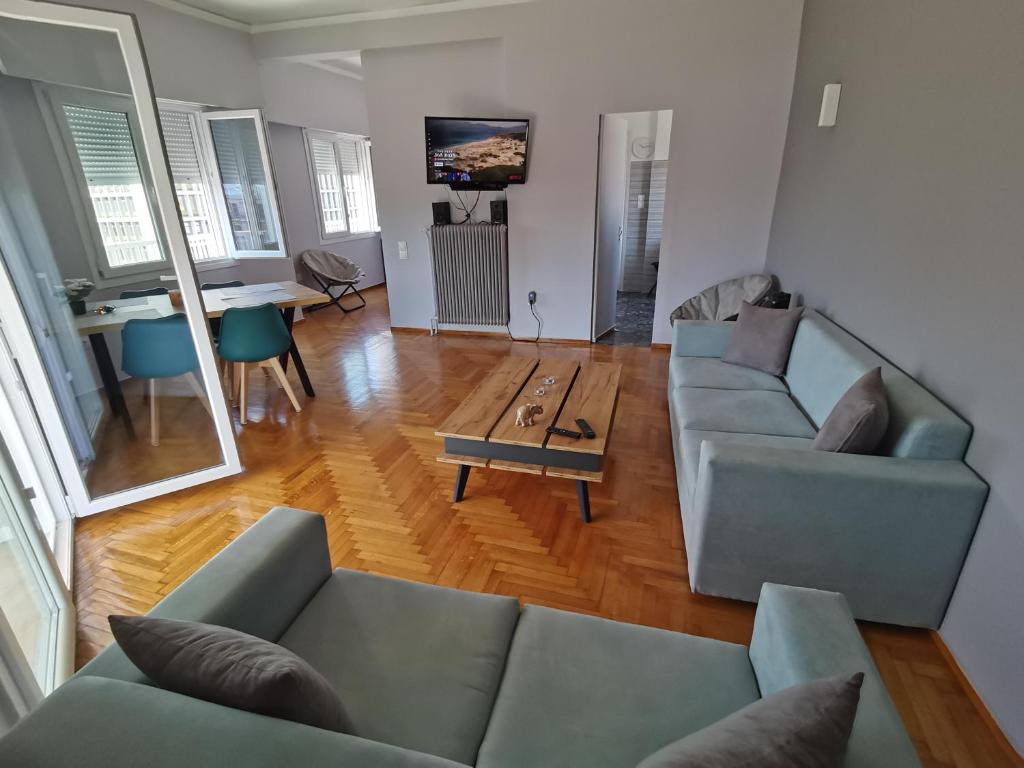 Penthouse spacious w super wifi & terrace, 2 min from metro - 1