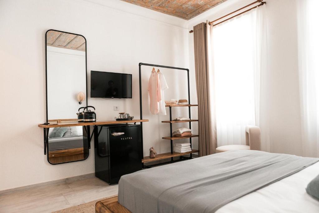Molo Urla في أورلا: غرفة نوم مع سرير مع مرآة ومكتب