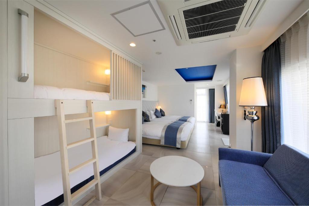um quarto com um beliche, um sofá e uma mesa em Centurion Hotel Residential Akasaka Station em Tóquio