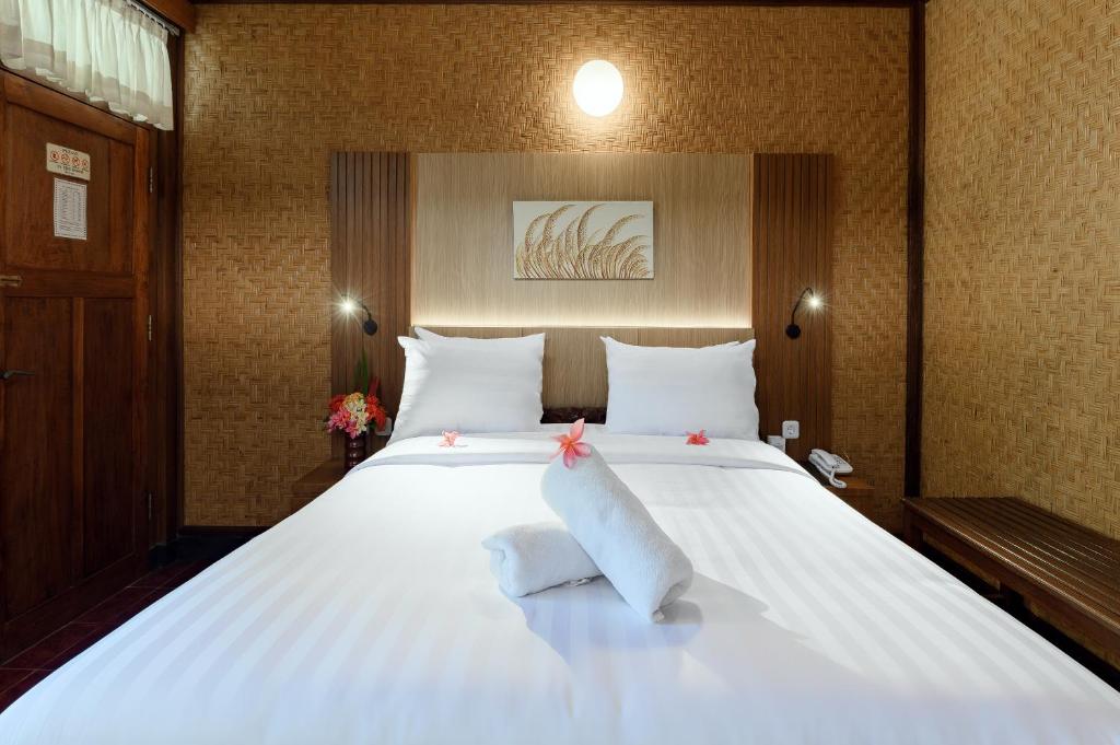 Postel nebo postele na pokoji v ubytování Banyualit Spa 'n Resort Lovina