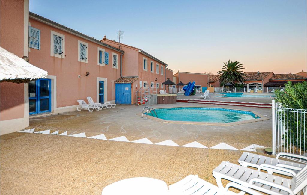 Bazén v ubytovaní Beach Front Home In Le Barcarès alebo v jeho blízkosti