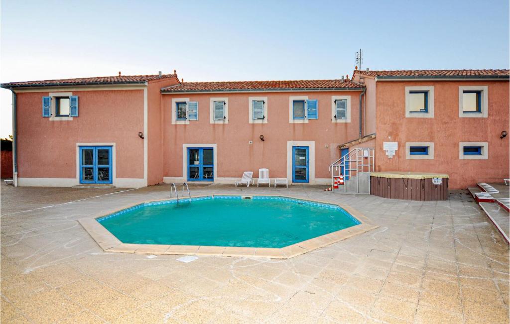 Bazén v ubytovaní Beach Front Home In Le Barcarès alebo v jeho blízkosti