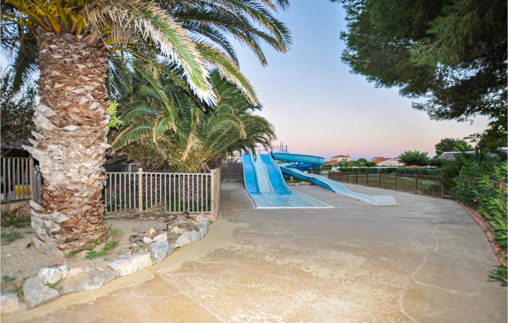 Bazén v ubytovaní Beach Front Home In Le Barcarès alebo v jeho blízkosti