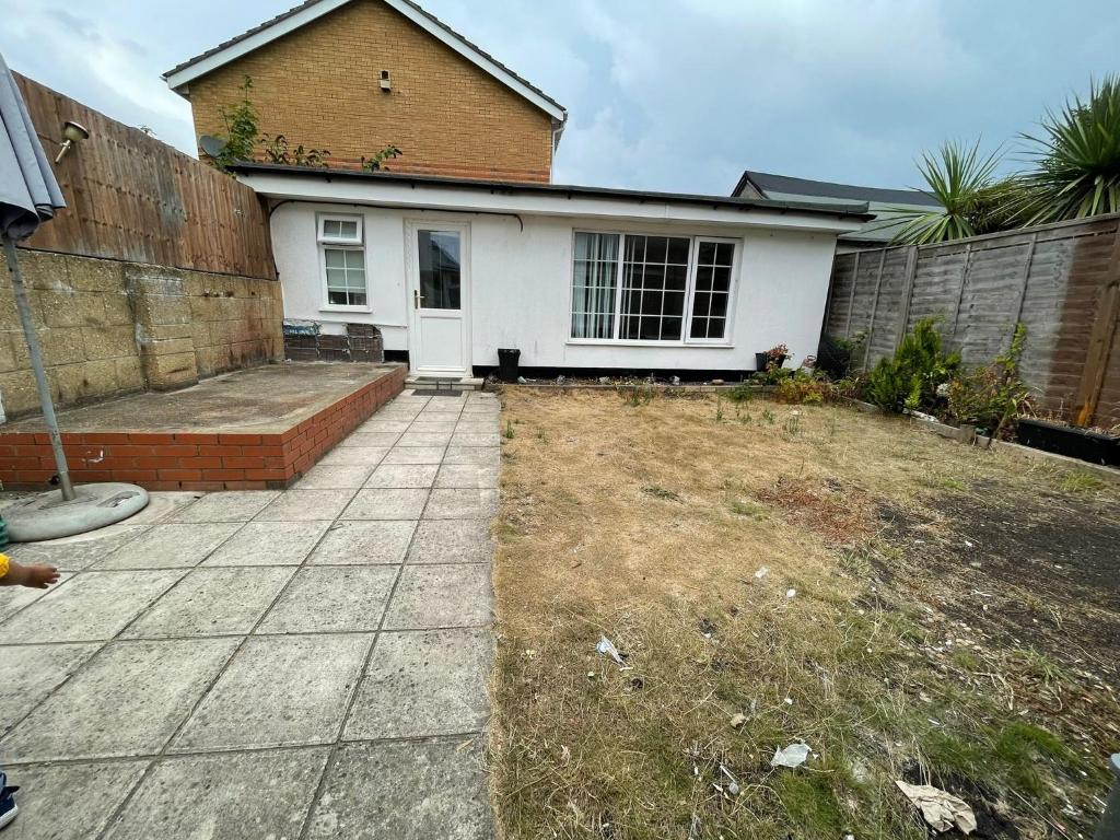 Spacious studio 10 mins away from sea front, less than a mile from Station