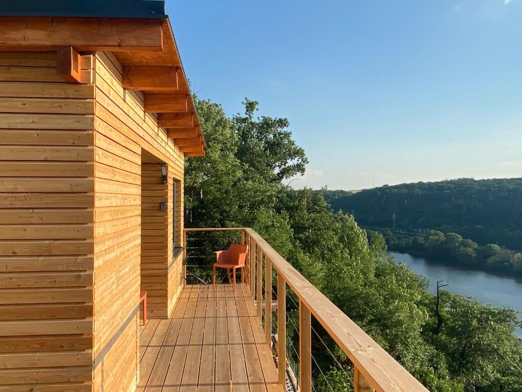 a balcony of a house with a view of a river at Chatka - A - Vyhlídka nad řekou in Zdiby